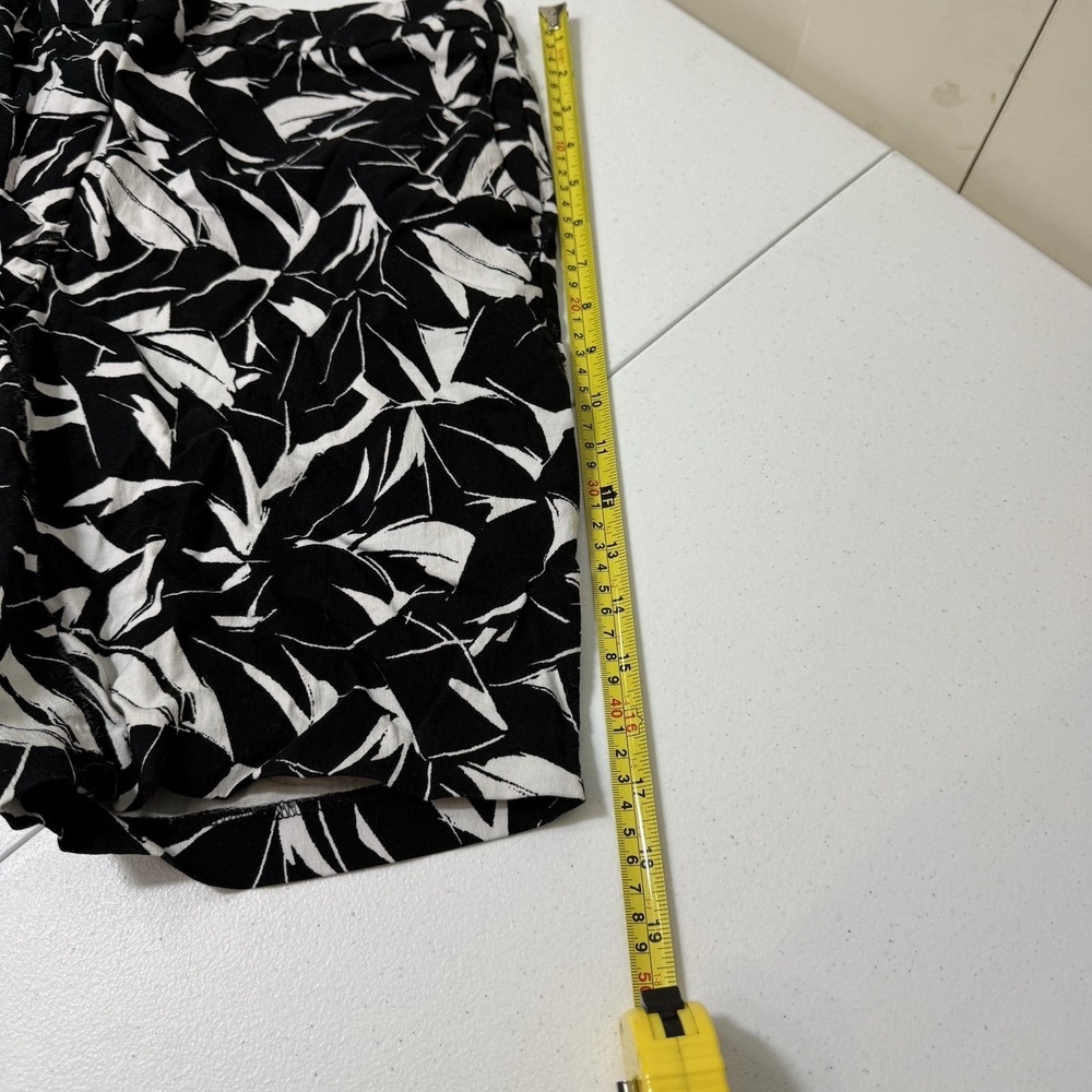 Mario Serrani Women's Size 6 Italy Comfort Stretch Shorts Leaf Print Tropical - Picture 13 of 14